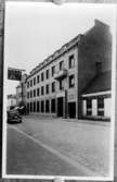 Stadsbanken. Repro av bild på Stadsbanken, nuvarande Systembolaget, exteriör sedd från gatan.