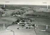 Flygbild över Blackstad sn. Rörsberg, gårdar åkrar och skog.