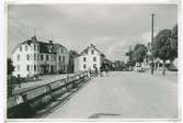 Stadsvy i Hallingeberg sn, Hallingeberg, gata med bostadshus och barn.