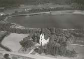 Flygfoto över Fågelfors kyrka.