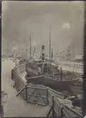 Stockholms Rederi AB Sveas lastångfartyg LILY i docka på Beckholmen, 1920-talet