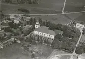 Flygbild över Lofta med kyrkan i centrum.