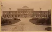 Lasarettet i Gävle, invigt år 1887. Byggnaden ritades av Axel Kumlien och byggdes väster om staden där Carlsborgs värdshus legat. Brukspatron Theodor Söderhjelm på Tolvfors bruk skänkte mark till park och läkarvilla. Lasarettet blev en kompromiss mellan korridor- och paviljongsystem i en tvåvåningsbyggnad med trevånigt mittparti och två flyglar som rymde 120 sängplatser.
