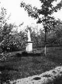 Från parken vid Brynäs Herrgård. Statyn Flora.
