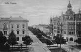 Till vänster kvarteret Skolstuvan, till höger kvarteret Gevalia (omkring 1900).
