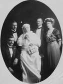 Folkmarknaden i Stadshuset 1911. Fru Holmstedt, Herr Unger och Herr Sörensén sjunger mjölkdroppsvisan.
