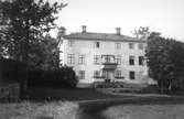 Brynäs Herrgård. Byggdes i en våning från 1700-talet och påbyggdes 1815-1816 till tre våningar i sengustaviansk stil med valmat tak
