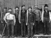 Stabbläggare vid Kastets sågverk. Korsnäs sågverk flyttade 1899 från Korsnäs invid Falun till kusten vid Gävle – platsen kom att kallas Kastet. Området vid Kastet växte på kort tid från äng och fäbodvall till ett helt bosamhälle på grund av sågverksflytten.