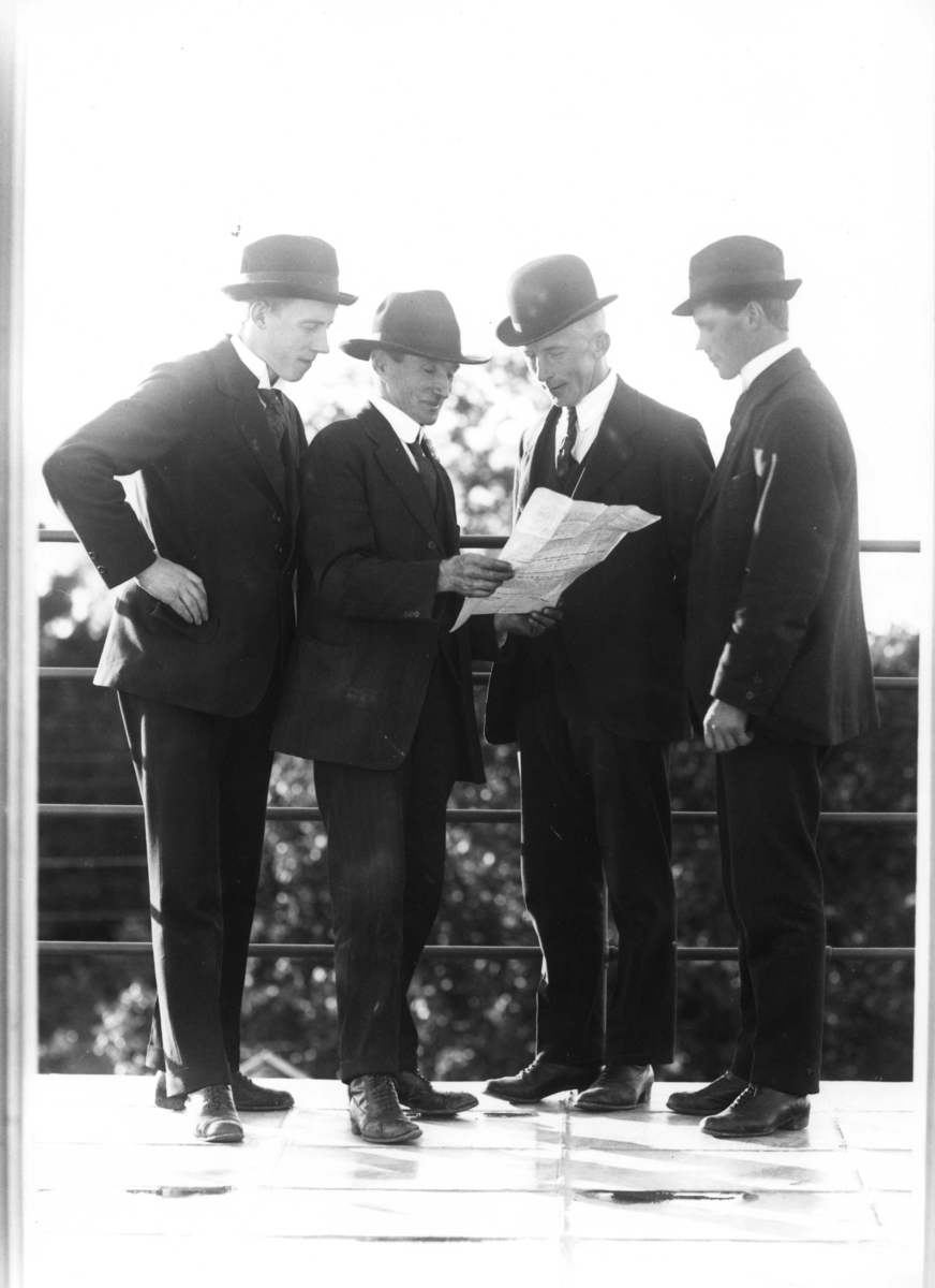 Calla Helena Sundbeck, Oskar Frisk from Lekeryd with three unknown men. Probable photo from the balcony of Calla Sundbeck’s studio