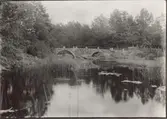 Stenbro på landsvägen Baggetorp-Sulegång, 1 kilometer söder om sistnämnda plats över avloppet från sjön Stor-Uttern. Sedd från väster.