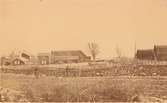 Trottorps by på 1870-talet. T.v. manbyggning av sydgotisk typ, här i trakten kallad loftstuga eller