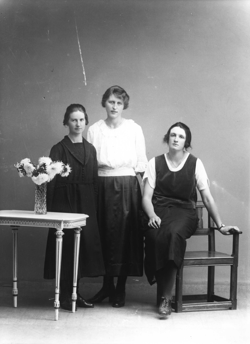 Calla Helena Sundbeck, Hildur Hofsten in Munkeryd, Ödeshög, with two unknown women. Ateljé image.
