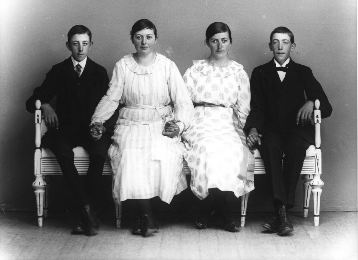 Calla Helena Sundbeck, Anna Carlsson in Tuggarp with unknown young people. Ateljé image.
