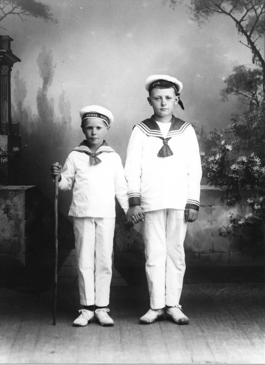 Calla Helena Sundbeck, Pojkarna Rosenborg och Lindstedt, Gränna, i flottans uniform. Ateljébild.