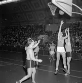 Premiär för basketboll. 
Mars 1956.