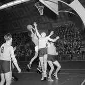 Premiär för basketboll. 
Mars 1956.