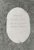 Grav utförd i grå kalksten på Gamla kyrkogården. 

Text: Daniel Aurelius Född den 3 febr. 1797 Död den 3 april 1849
Längd: 74 cm,  bredd: 46 cm.