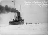 Danske isbrytaren ISBJÖRN forcerar isen utanför Trelleborg. datum 5/3 1924.