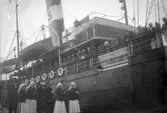 Krigsfångeutväxling under första världskriget. Soldater på Sveabolagets ångare AEOLUS. Sjuksköterskor står på kajen.