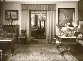Interiör av fru Ann Billing-Ohlssons hem. Lägenheten disponeras numera av Kapp-Ahl.