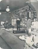 Konsumbutiken på Sandås (Bragegatan), innan ombyggnaden till snabbköp.
Bilden är hämtad ur en tryckt skrift, och är därför rastrerad.