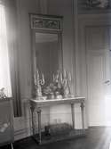 Spegelbord med ljusstake och spegel i herrgården i Fågelfors bruk.