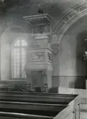 Predikstolen, placerad vid sidan om altaret i Böda kyrka.
