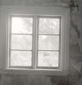 Fönstret i övre våningens västra rum.