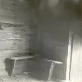 En bänk i ett kyrkstall i Oskars socken.

Kyrkstallar