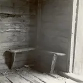 En bänk i ett kyrkstall.