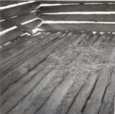 Ängsladan i Skäfshult, golv av kluvna stockar.