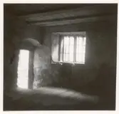 En fönsternisch och dörr i en bostad i kvarter Domprosten.