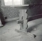 Ett bord i ett rum i Mjödehult.