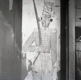 Husar, målning med limfärg på klistrat papper.