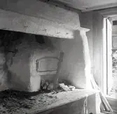 Köksmur med spis och bakugn.