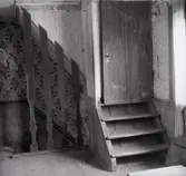 Övre våningens förstuga med uppgång till vinden.