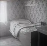 Övre våningens kammare, väggfast halvsäng med lös långhalm och sängmatta.