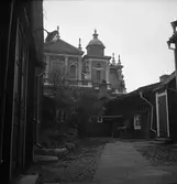 En gårdsplan och Kalmar domkyrka i bakgrunden.