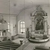 Interiör från Runstens kyrka, Öland.

Kyrkan har ett rektangulärt långhus. Koret med utbyggd sakristia ligger i öster.
Runstens kyrka är uppförd i nyklassicistisk stil. Kyrkans yttre har inte ändrats sedan den uppfördes åren 1835-36 och invigdes 1841. Tidigare fanns på platsen en klövsadelskyrka. Av denna återstår endast grundmurarna som befinner sig under den nya kyrkans gräsmatta, strax söder om nuvarande kyrka.
Taktäckningen på långhuset är taktegel, tornet är beklätt med kopparplåt.
Kyrkan har sadeltak, vilket är valmat över sakristian. Tornet pryds av en åttakantig lanternin. Fönsterbågarna är stora och rundbågade och bryter igenom de vitputsade murarna.
Ingångar finns genom tornportal och mittportal på sydsidan. 1962 togs en portal upp vid sakristian.

(wikipedia)