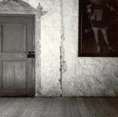 Trompe l'œil-målning i Gyllene salen på Kalmar slott.

Spricka i fogen mellan Kungstrappans och kuretornets murar.