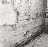 Kv Magistern 12. Stänkmålning under tapeterna: grå med svarta och röda stänk.