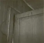 Hasselås gård. Övervåning med sovrumsdörr från den tid, då byggnaden användes som officersskola. OBS! dörrbeslaget.