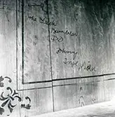 Klotter i Kungsmakets privet.

Skadegörelse i Kungsmakets privet.

Foto: D. Selling 1965.