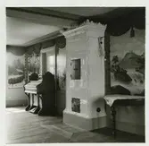 Harbergska gården, societetsalongen, nordvästra väggen.


Harbergska gården är ett byggnadsminne som ligger i Pataholm, Mönsterås kommun. Det är en köpmansgård som troligen är uppförd på 1840-talet. Gården är timrad i två våningar under tegeltak och har locklistpanel. I bottenvåningen finns inredning från 1880-talet, då huset användes för bad- och brunnsverksamhet.