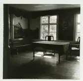 Harbergska gården, societetsalongen, sydvästra hörnet, med väggmålningar av Axel Roth.


Harbergska gården är ett byggnadsminne som ligger i Pataholm, Mönsterås kommun. Det är en köpmansgård som troligen är uppförd på 1840-talet. Gården är timrad i två våningar under tegeltak och har locklistpanel. I bottenvåningen finns inredning från 1880-talet, då huset användes för bad- och brunnsverksamhet.