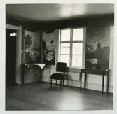 Harbergska gården, societetsalongen, sydöstra hörnet, med väggmålningar av Axel Roth.


Harbergska gården är ett byggnadsminne som ligger i Pataholm, Mönsterås kommun. Det är en köpmansgård som troligen är uppförd på 1840-talet. Gården är timrad i två våningar under tegeltak och har locklistpanel. I bottenvåningen finns inredning från 1880-talet, då huset användes för bad- och brunnsverksamhet.