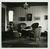 Harbergska gården, norra hörnrummet.


Harbergska gården är ett byggnadsminne som ligger i Pataholm, Mönsterås kommun. Det är en köpmansgård som troligen är uppförd på 1840-talet. Gården är timrad i två våningar under tegeltak och har locklistpanel. I bottenvåningen finns inredning från 1880-talet, då huset användes för bad- och brunnsverksamhet.