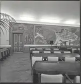 Sessionsalen i stadshuset med en stadskarta som väggmålning.