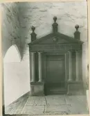 Kalmar slott, Drottningsalen.
Portal vid ingången

Foto H. Sandberg omkring 1915.

Portal av trä vid ingången till Drottningsalen från nordöstra vindelstenen.