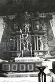 Ett altare med antependium, altarring och altartavla med pilaster.
